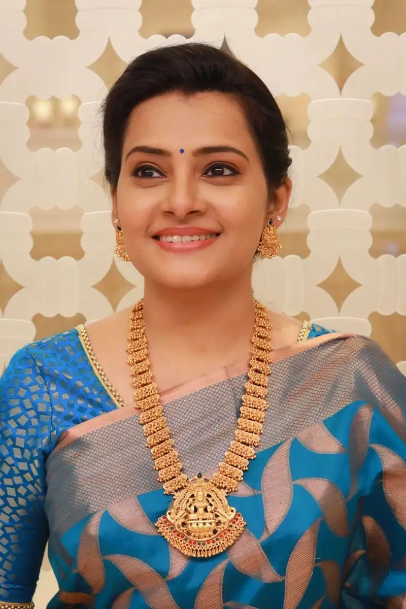 Sruthi Raj Wearing Beautiful Earring Jewellery Blue Saree